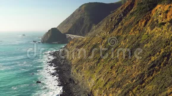 加州海岸大苏尔悬崖和海洋的风景视频的预览图
