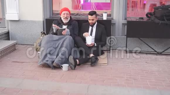 高级白种人乞丐男性向商人讲述生活故事视频的预览图