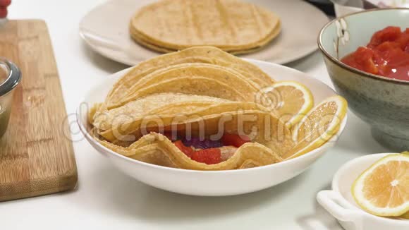 传统的墨西哥食物玉米玉米玉米饼和一些配料视频的预览图