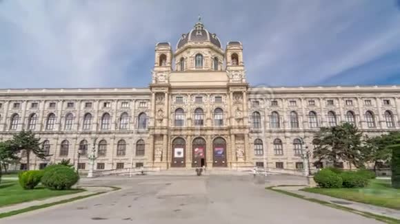 奥地利维也纳著名的自然历史博物馆带公园和雕塑的时光流逝的美丽景色视频的预览图