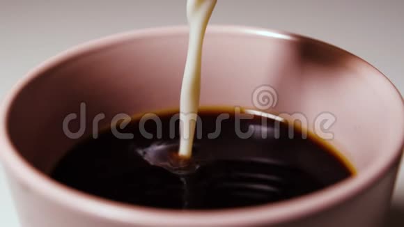 将牛奶倒入咖啡饮料中的慢动作视频的预览图