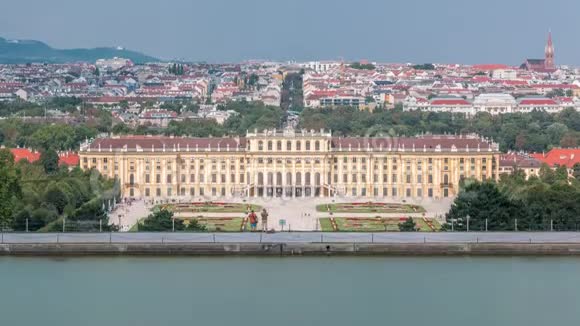 奥地利维也纳著名的圣布伦宫与大花园的美丽景色视频的预览图