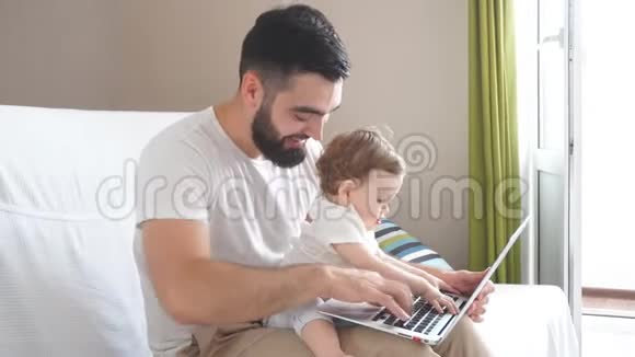 小女儿按下笔记本电脑键盘的按钮视频的预览图