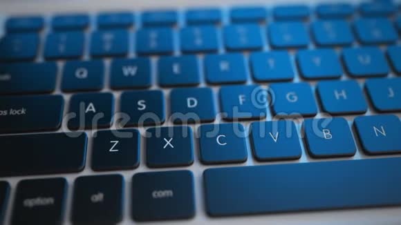 现代笔记本电脑的键盘平稳地飞越键盘具有景深的照相机的动画视频的预览图