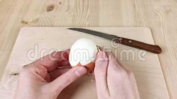 白手剥煮褐鸡蛋皮蛋白质减肥食品早餐或健康零食特写木质背景视频的预览图