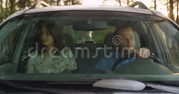 一对在车里妻子和丈夫从车窗上看到地形通过汽车挡风玻璃观看视频的预览图