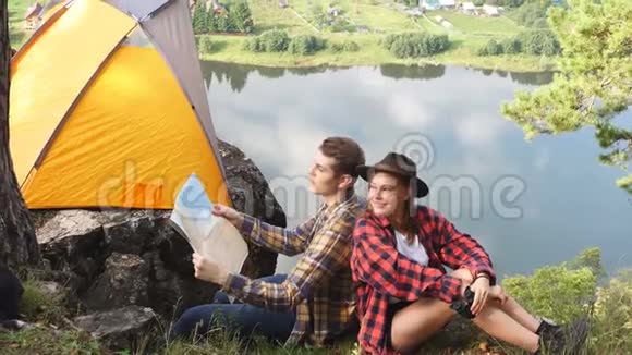可爱的一对夫妇在新鲜空气中享受假期视频的预览图