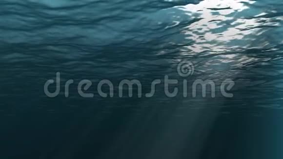 水下背景从上面射出的光线穿过波浪和深蓝色的海水视频的预览图