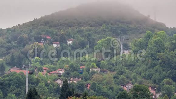 山上的房子缆车从萨拉热窝站上下移动到波黑的山区视频的预览图