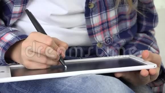 儿童在游戏室学习平板电脑学校的儿童写作业少女学习家庭教育视频的预览图