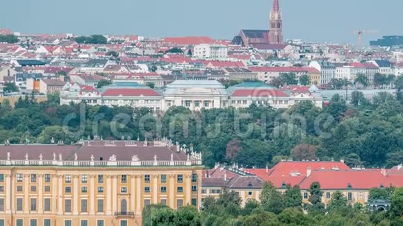 奥地利维也纳著名的圣布伦宫与大花园的美丽景色视频的预览图