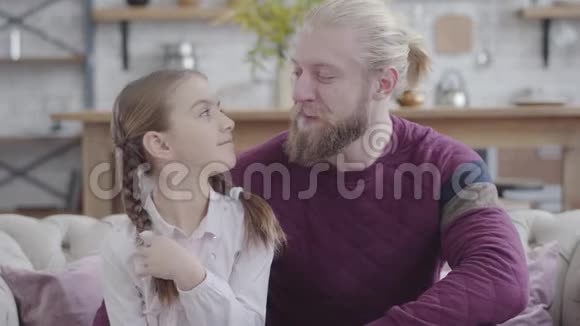 一幅白人男子和少女面带微笑地看着对方的照片小胡子父亲视频的预览图