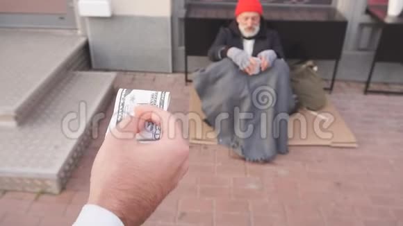 善良的商人帮助无家可归的人捐钱视频的预览图