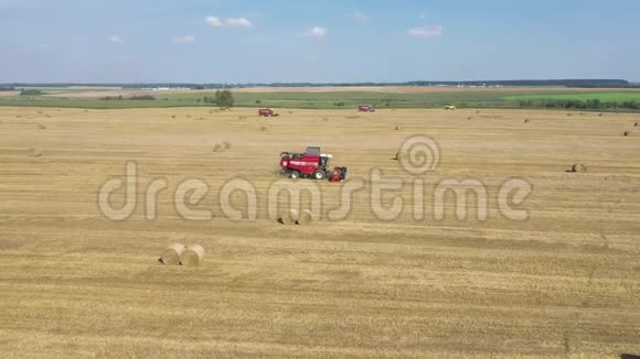 农业组合收割熟小麦作物在田园空中侧景中的应用视频的预览图
