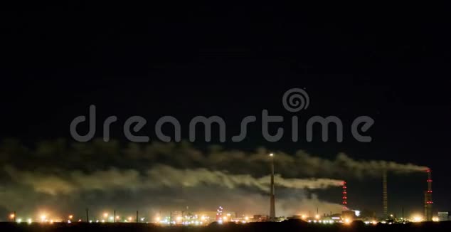 夜间时间与吸烟工厂烟囱视频的预览图