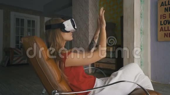 用虚拟现实虚拟现实耳机眼镜在线购物的女性视频的预览图