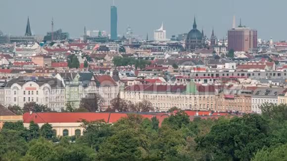从森布伦幼儿园俯瞰维也纳城市时光的空中全景视频的预览图