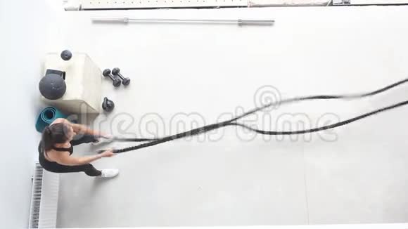 性感的白种人女人在健身房用绳索训练交叉配合视频的预览图
