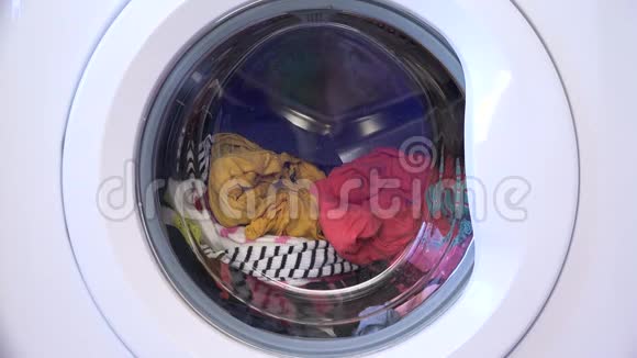 洗衣机洗衣消毒洗衣店纺纱和旋转家庭家务妇女在洗衣店工作视频的预览图