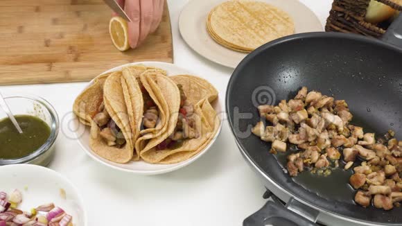 烹饪鸡肉玉米饼传统墨西哥食物视频的预览图