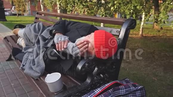 流浪男躺在街头长椅上要钱寻求任何帮助视频的预览图