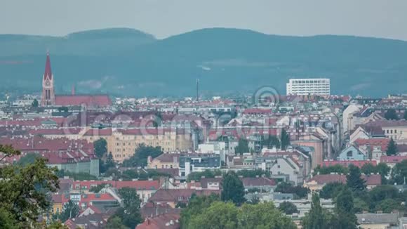 从森布伦幼儿园俯瞰维也纳城市时光的空中全景视频的预览图