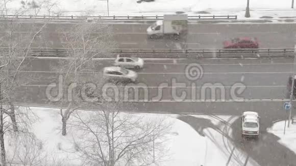 上图为雪时在潮湿的城市道路上行驶的汽车视频的预览图