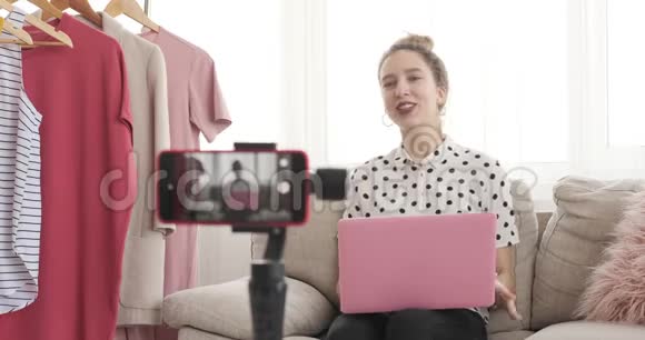青少年vlogger使用笔记本电脑并在她的精品店录制新视频视频的预览图