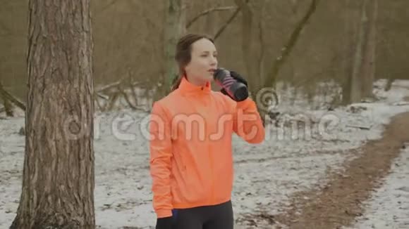 运动员训练后吞水女性跑步者在户外运动后喝水或等渗饮料女人喝咖啡视频的预览图