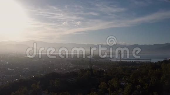 意大利撒丁岛一个漂亮村庄的空中飞行海岸日出群山视频的预览图