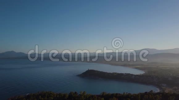 海岸上美丽的日出群山意大利撒丁岛视频的预览图