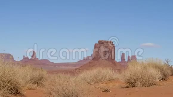 纪念谷沙漠中橙色红色的西岩山视频的预览图