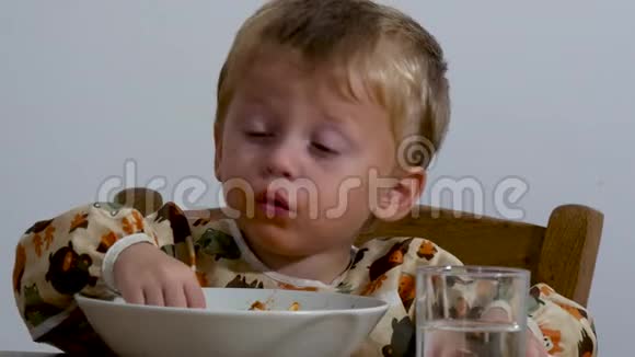 可爱的小男孩在室内吃意大利面视频的预览图