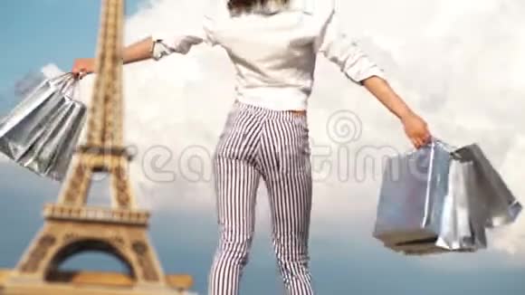 巴黎购物法国埃菲尔铁塔附近的时尚女性在巴黎购物的年轻女子购物时间概念视频的预览图