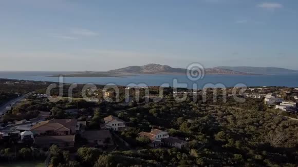意大利撒丁岛一个漂亮村庄的空中飞行海岸日出视频的预览图