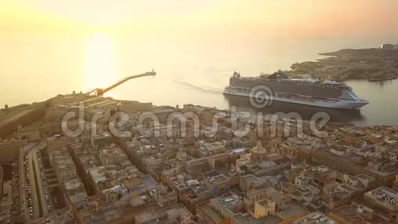 马耳他瓦莱塔4K巨轮游轮驶进古城瓦莱塔的大港视频的预览图