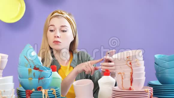 年轻的微笑女佣在网上找到了清洗脏盘子的最好方法洗菜的现代过程视频的预览图