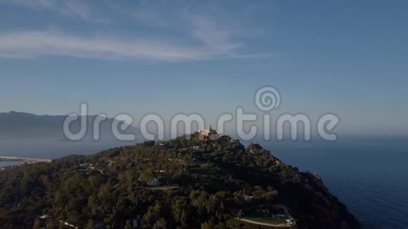 意大利撒丁岛一个漂亮村庄的空中飞行海岸日出群山视频的预览图