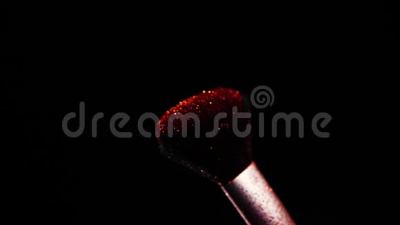 红色油漆概念用红色粉末化妆刷慢动作视频的预览图