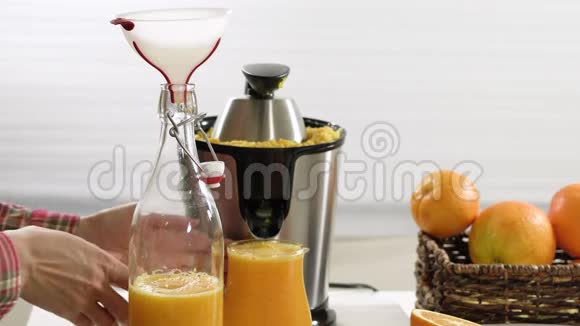 鲜榨橙汁把果汁倒入瓶子里视频的预览图