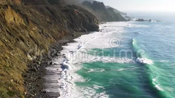 加州海岸大苏尔加州1号公路悬崖和海洋景观视频的预览图