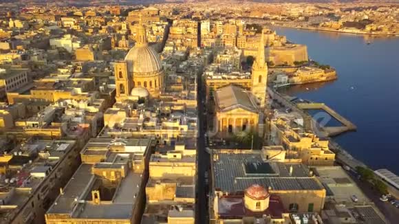 马耳他瓦莱塔4K飞越瓦莱塔古城与圣保罗大教堂和卡梅尔巴西利察山视频的预览图