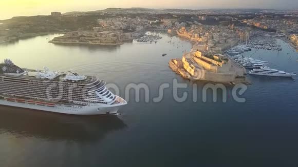 马耳他瓦莱塔4K大型游轮日出时驶进瓦莱塔古城的大港视频的预览图