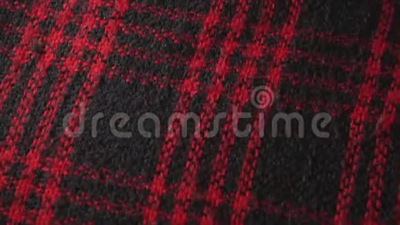 格纹羊毛或腈纶织物男女用红黑色保暖围巾视频的预览图