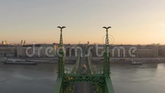欧洲匈牙利布达佩斯自由之桥旧电车空中录像视频的预览图