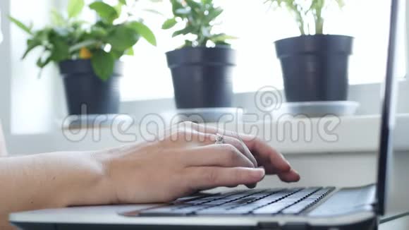 因冠状病毒大流行爆发在家工作从笔记本电脑上浏览互联网PC机流行病Covid19Cri的孤立妇女视频的预览图