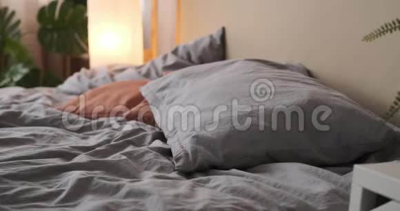 穿着衣服的人在床上睡着了视频的预览图