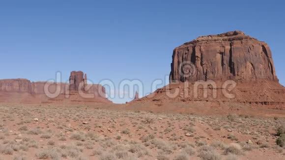 纪念碑山谷中的红橙砂岩岩型西部岩景视频的预览图