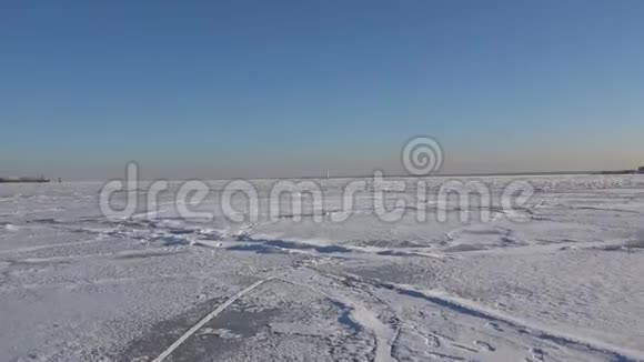 冻结的芬兰海湾上海道的老灯塔Kronstadt视频的预览图