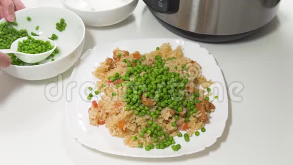 米饭与肉和蔬菜视频的预览图